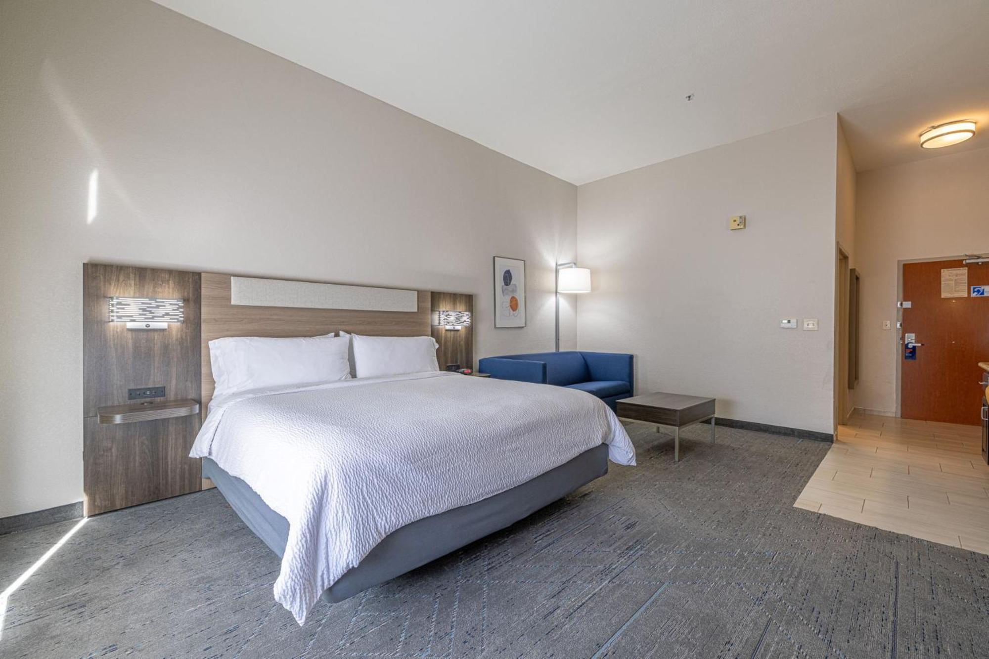 Holiday Inn Express & Suites College Station By Ihg Exterior photo